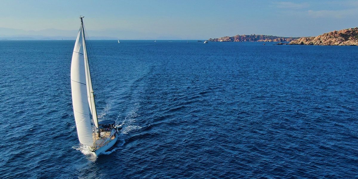Vacanze in barca a vela in Sardegna e Corsica, Crociera a vela con skipper nell'arcipelago della Maddalena